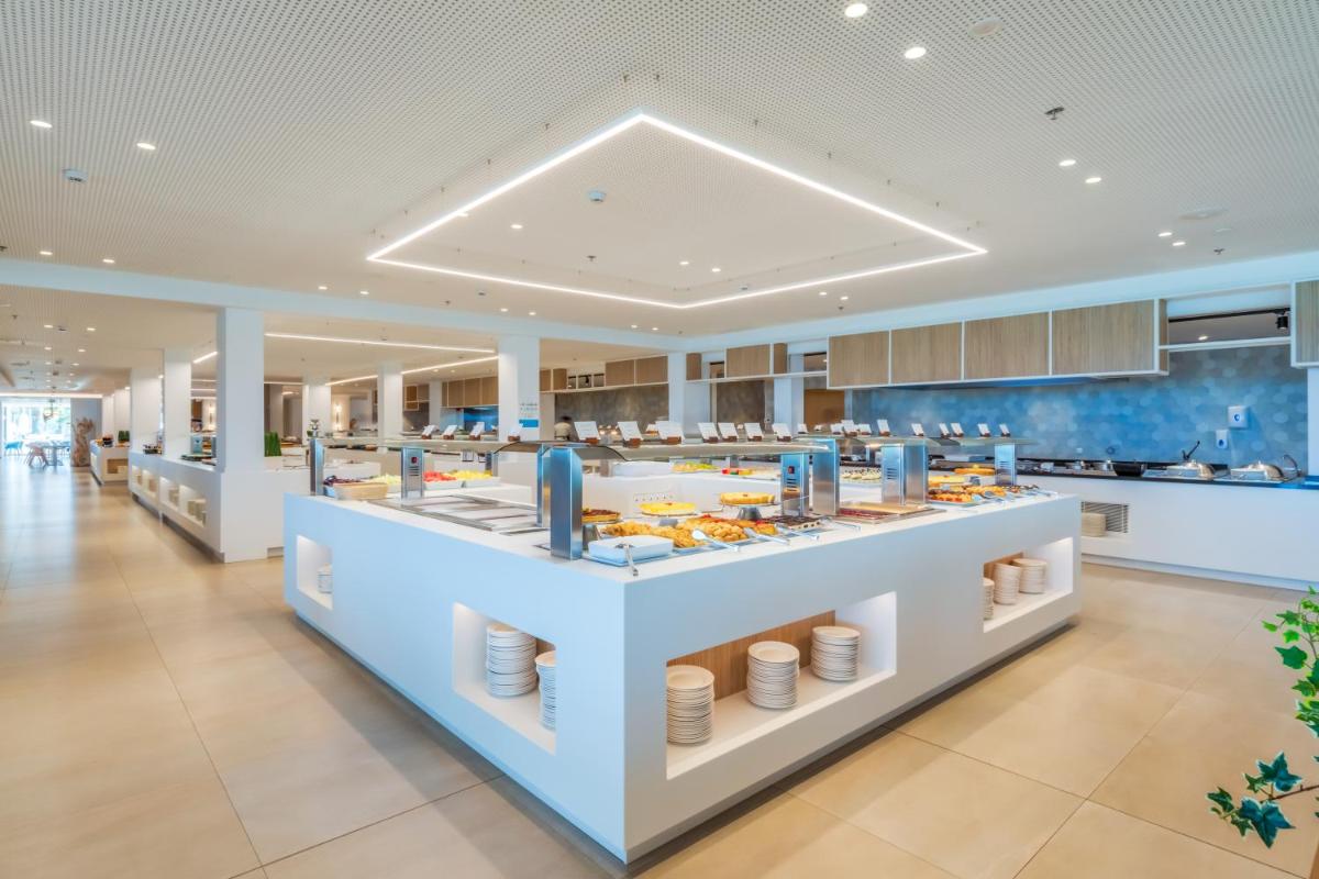 Comida en o cerca de este apartahotel