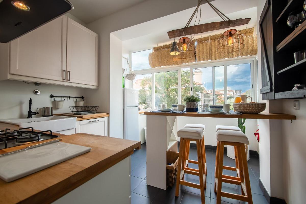 Elegant Apartment in Cascais with Fireplace - 80 m² - Housity