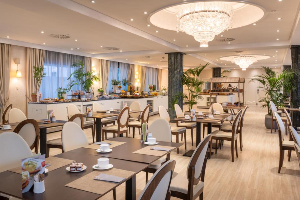Un restaurante o sitio para comer en Nixe Palace