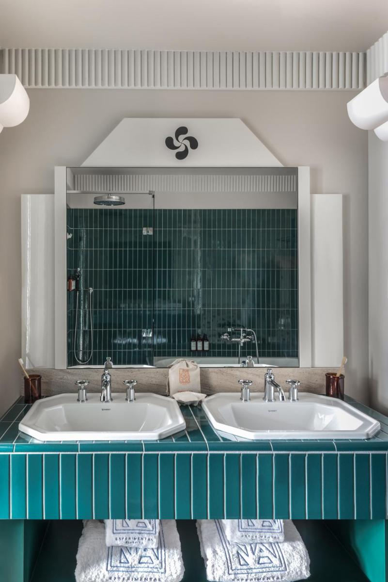 Salle de bains dans l'établissement Regina Experimental Biarritz