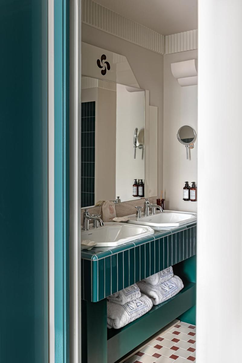 Salle de bains dans l'établissement Regina Experimental Biarritz
