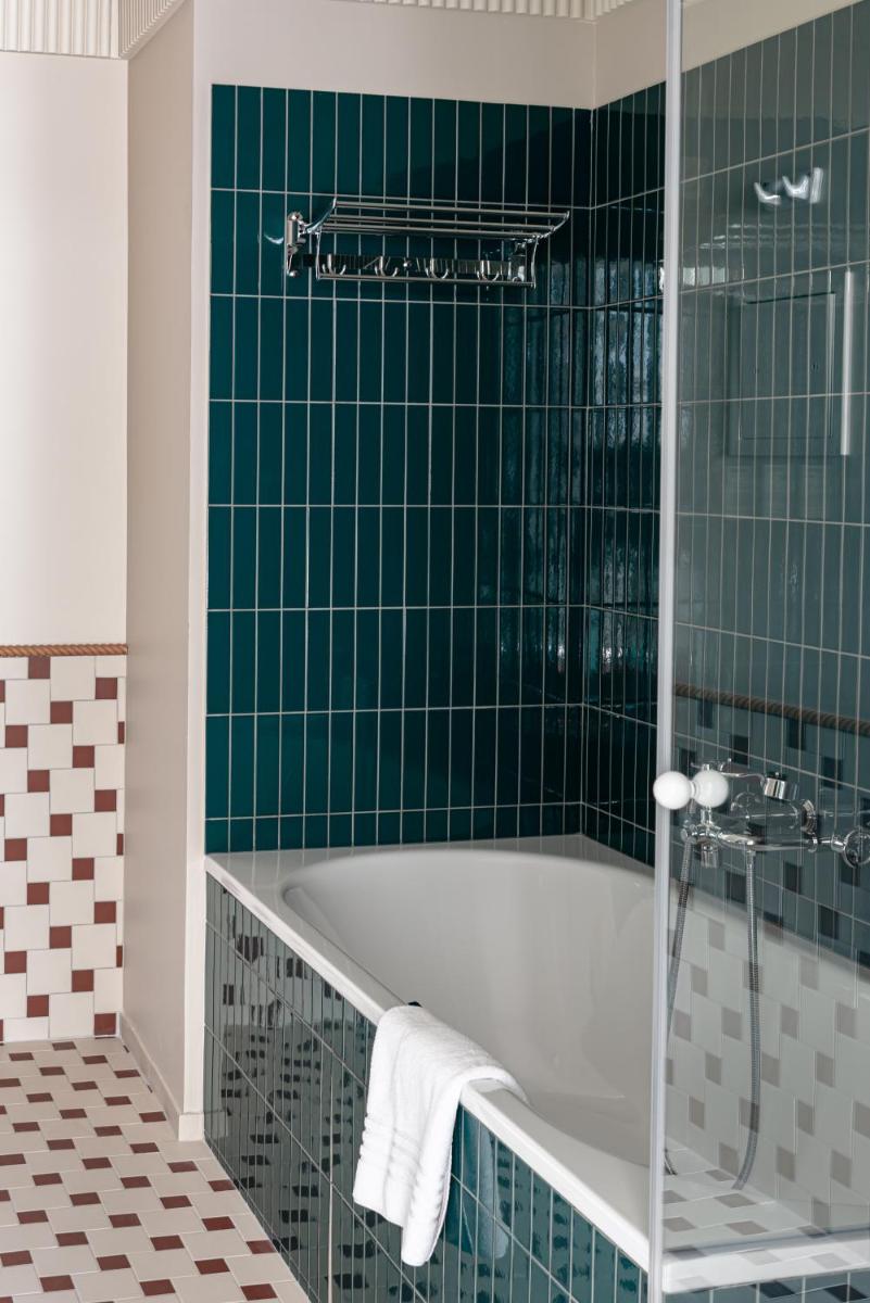 Salle de bains dans l'établissement Regina Experimental Biarritz