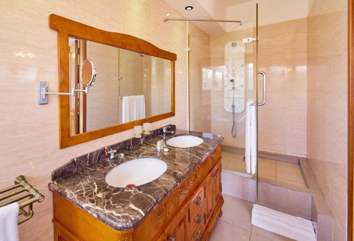 Modern Apartment in Grand Baie sea view shared pool - Housity