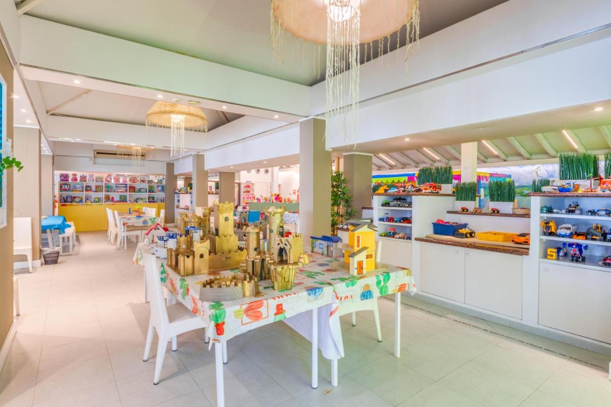 Supermercado u otro tipo de tienda en el apartahotel o alrededores