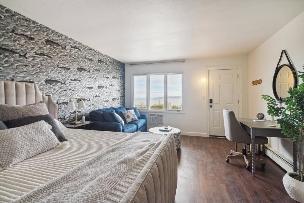 Perfect Lake View Single King Private Fireplace - Housity