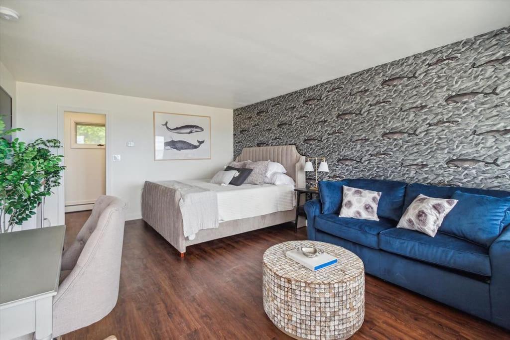 Perfect Lake View Single King Private Fireplace - Housity