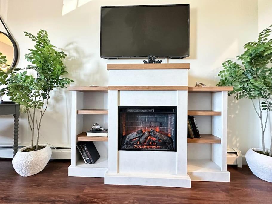 Perfect Lake View Single King Private Fireplace - Housity