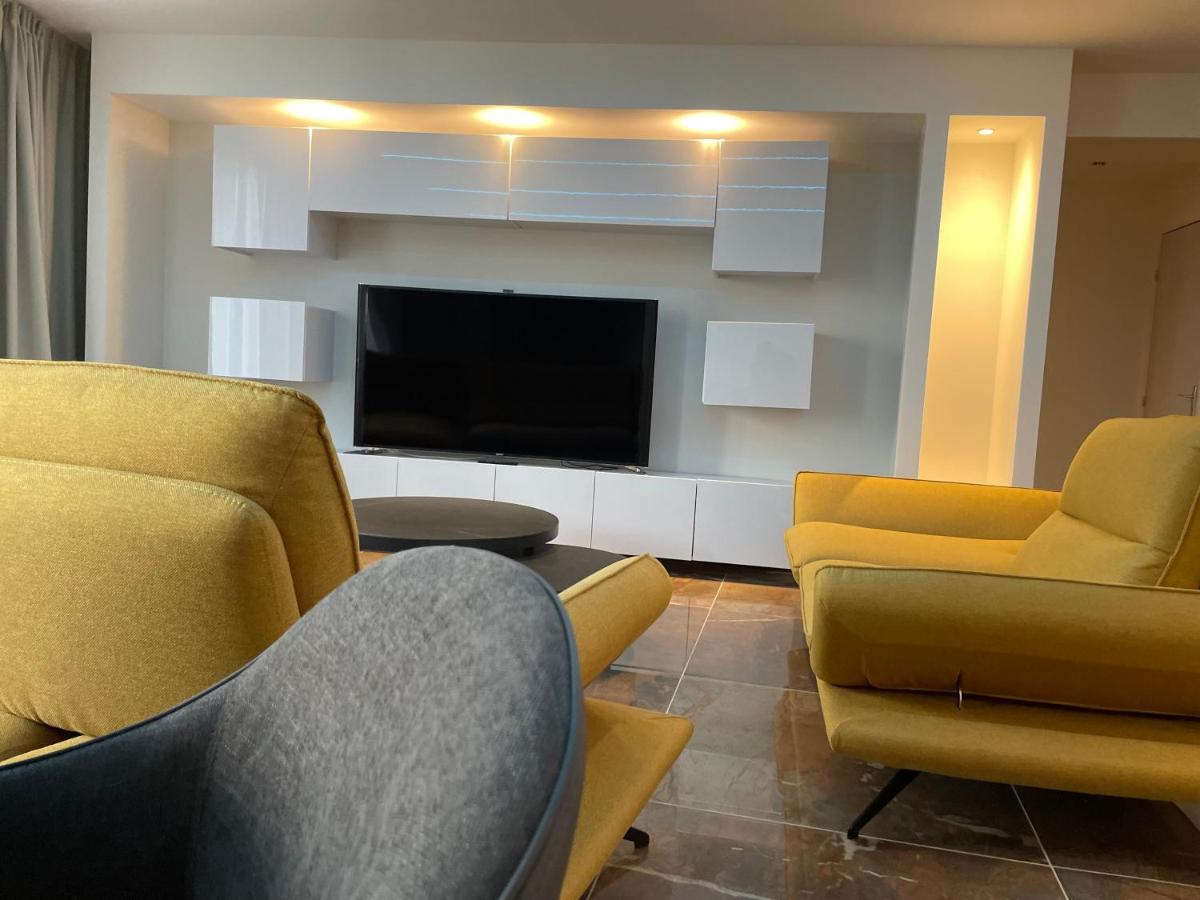 Télévision ou salle de divertissement dans l'établissement Brit Hotel de Grignan Vichy