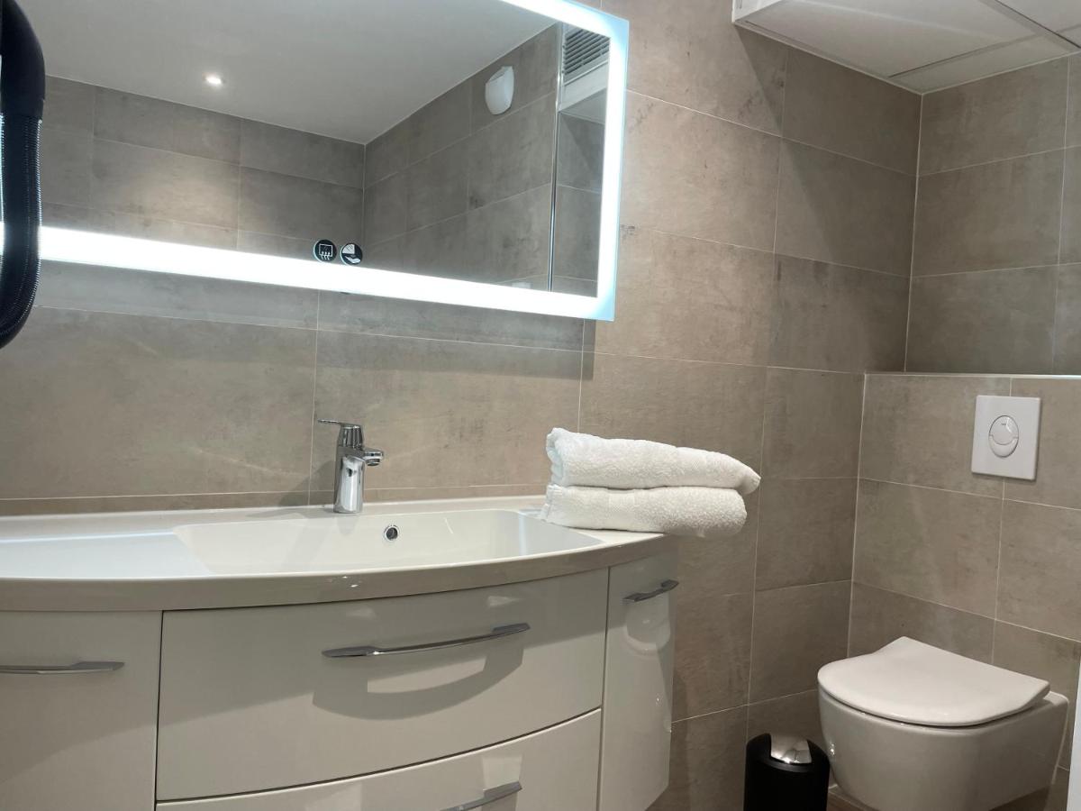 Salle de bains dans l'établissement Brit Hotel de Grignan Vichy