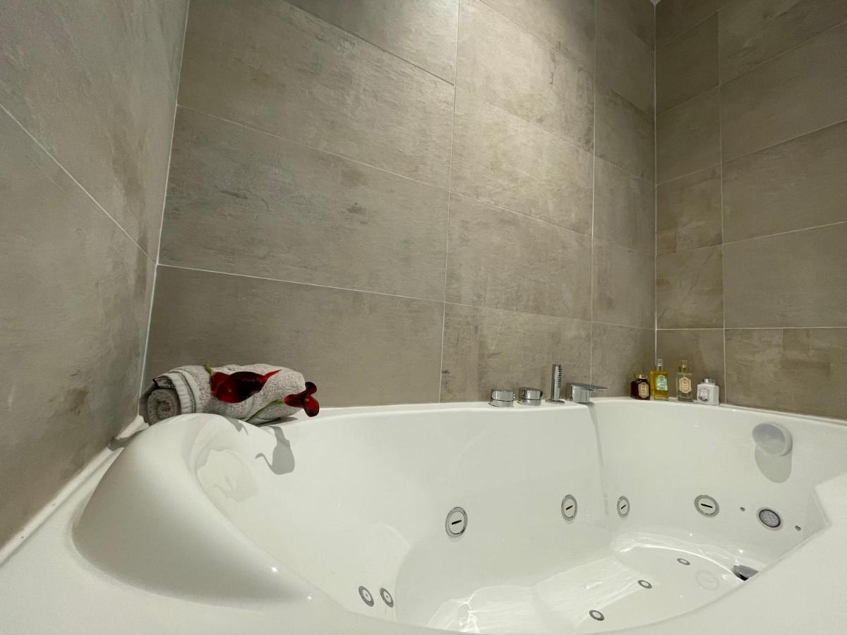 Salle de bains dans l'établissement Brit Hotel de Grignan Vichy