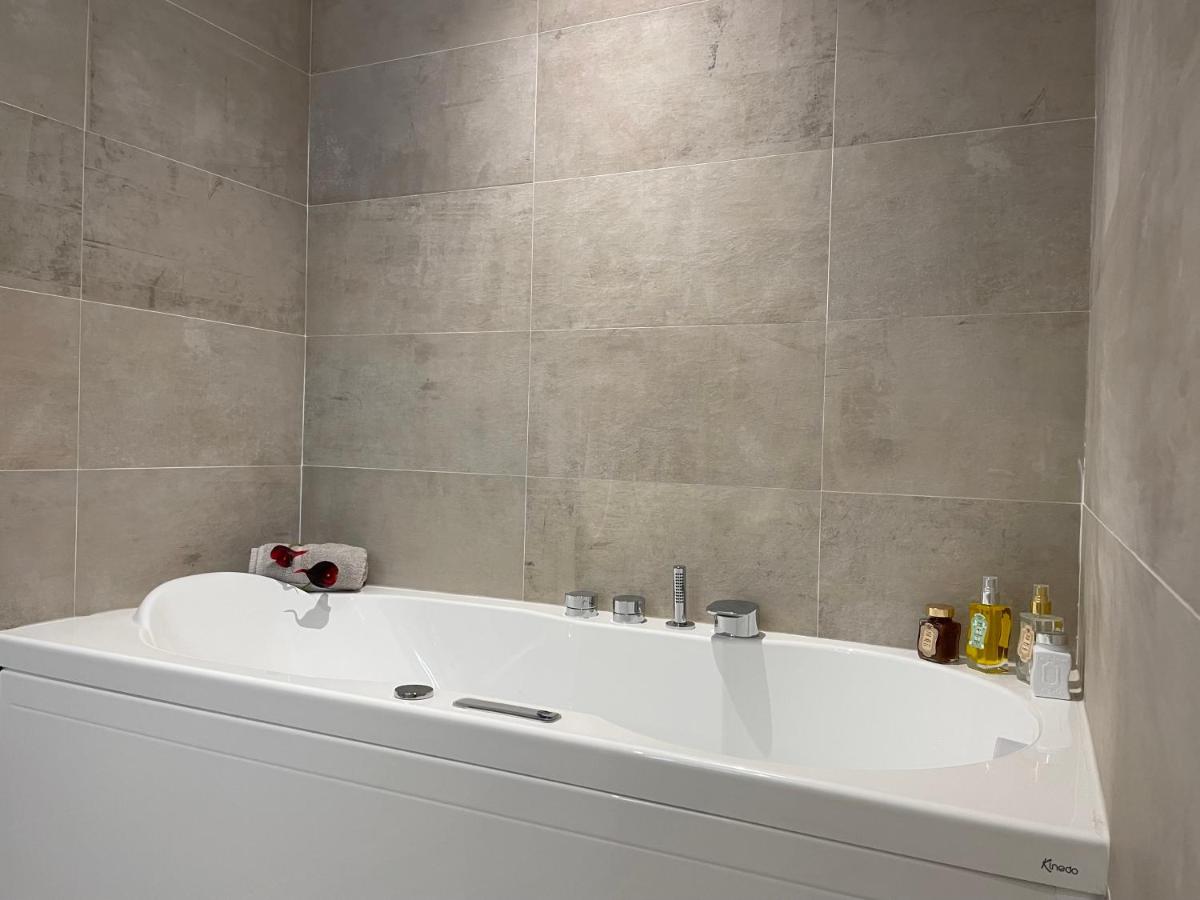 Salle de bains dans l'établissement Brit Hotel de Grignan Vichy