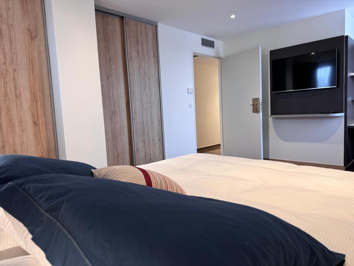 Un ou plusieurs lits dans un hébergement de l'établissement Brit Hotel de Grignan Vichy