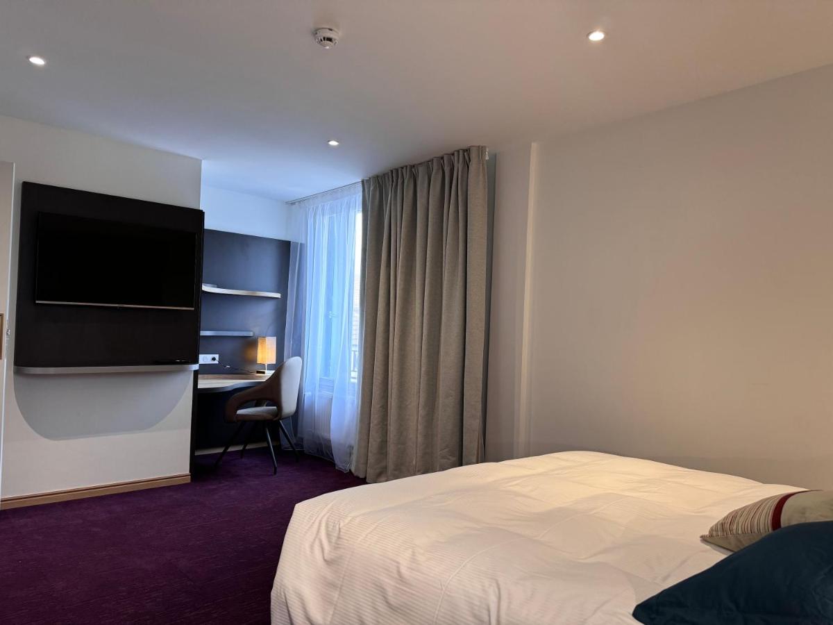 Un ou plusieurs lits dans un hébergement de l'établissement Brit Hotel de Grignan Vichy