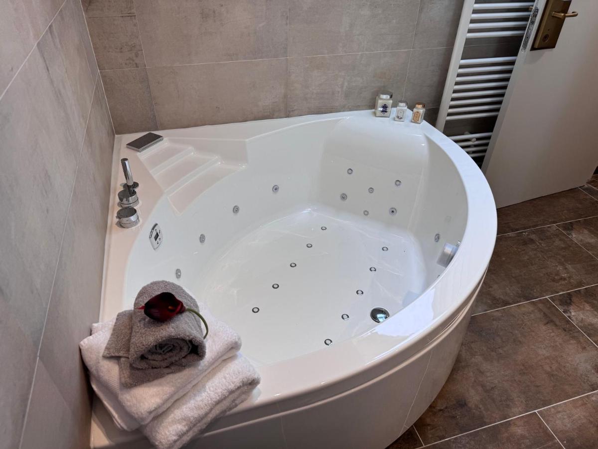 Salle de bains dans l'établissement Brit Hotel de Grignan Vichy