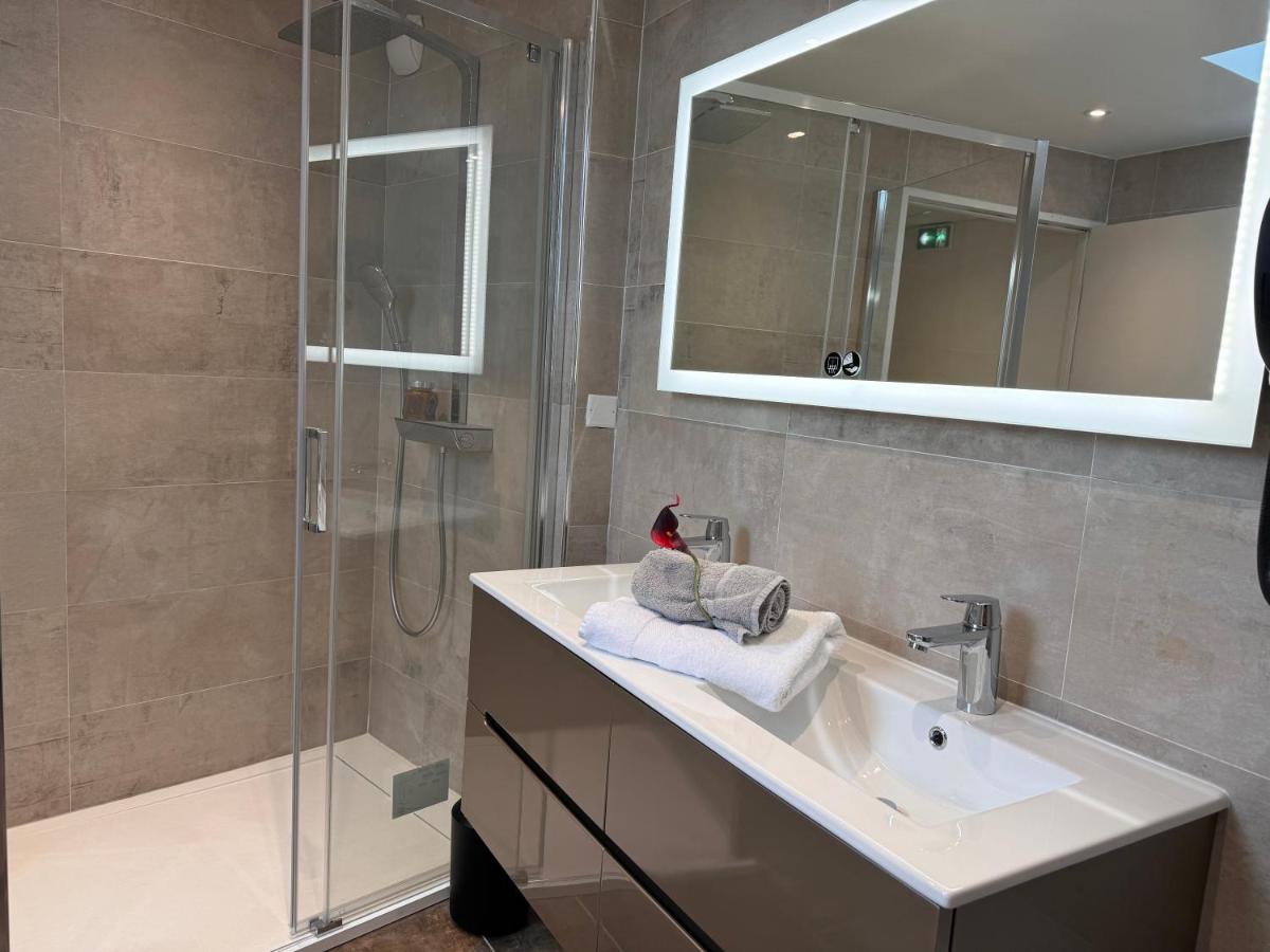 Salle de bains dans l'établissement Brit Hotel de Grignan Vichy