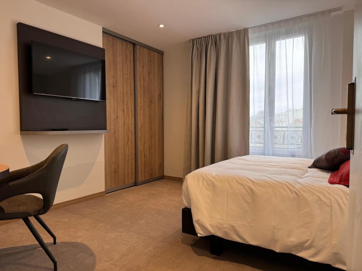 Télévision ou salle de divertissement dans l'établissement Brit Hotel de Grignan Vichy