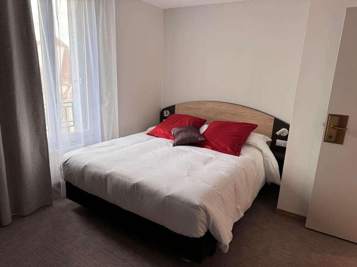 Un ou plusieurs lits dans un hébergement de l'établissement Brit Hotel de Grignan Vichy