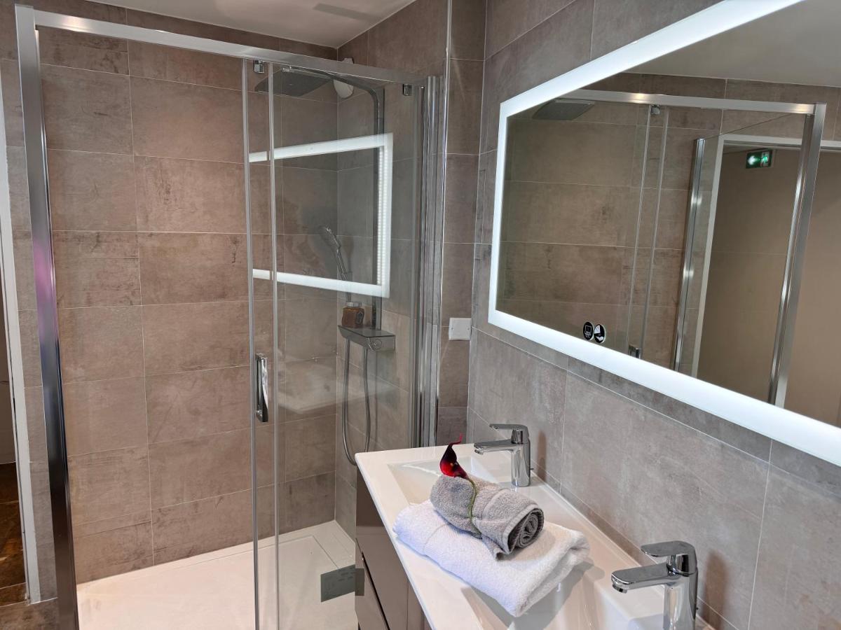 Salle de bains dans l'établissement Brit Hotel de Grignan Vichy