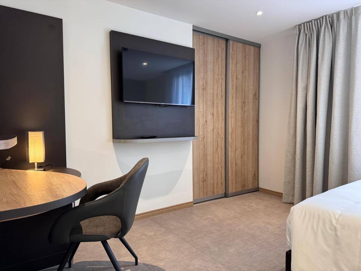 Télévision ou salle de divertissement dans l'établissement Brit Hotel de Grignan Vichy