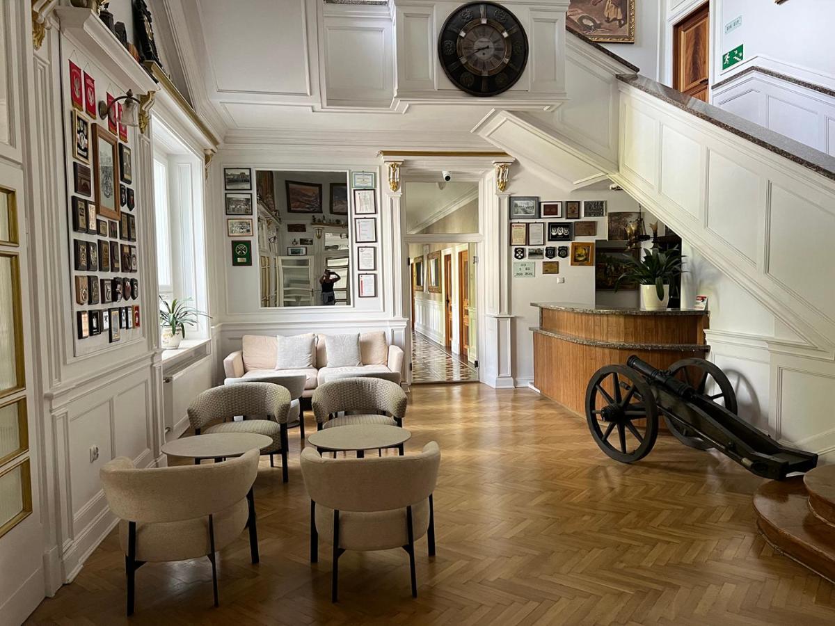 Oficerski Yacht Club - Housity