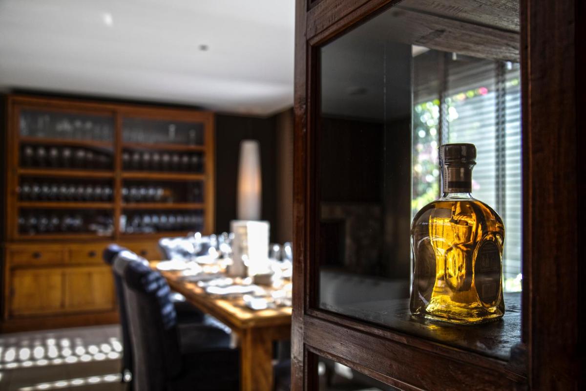 una botella de whisky encima de una mesa en SWISS MORAIRA HOTEL & SPA - Adults only, en Moraira