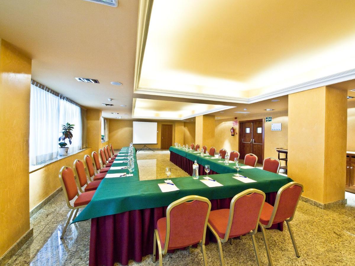 Zona business o sala de conferencias en Senator Granada