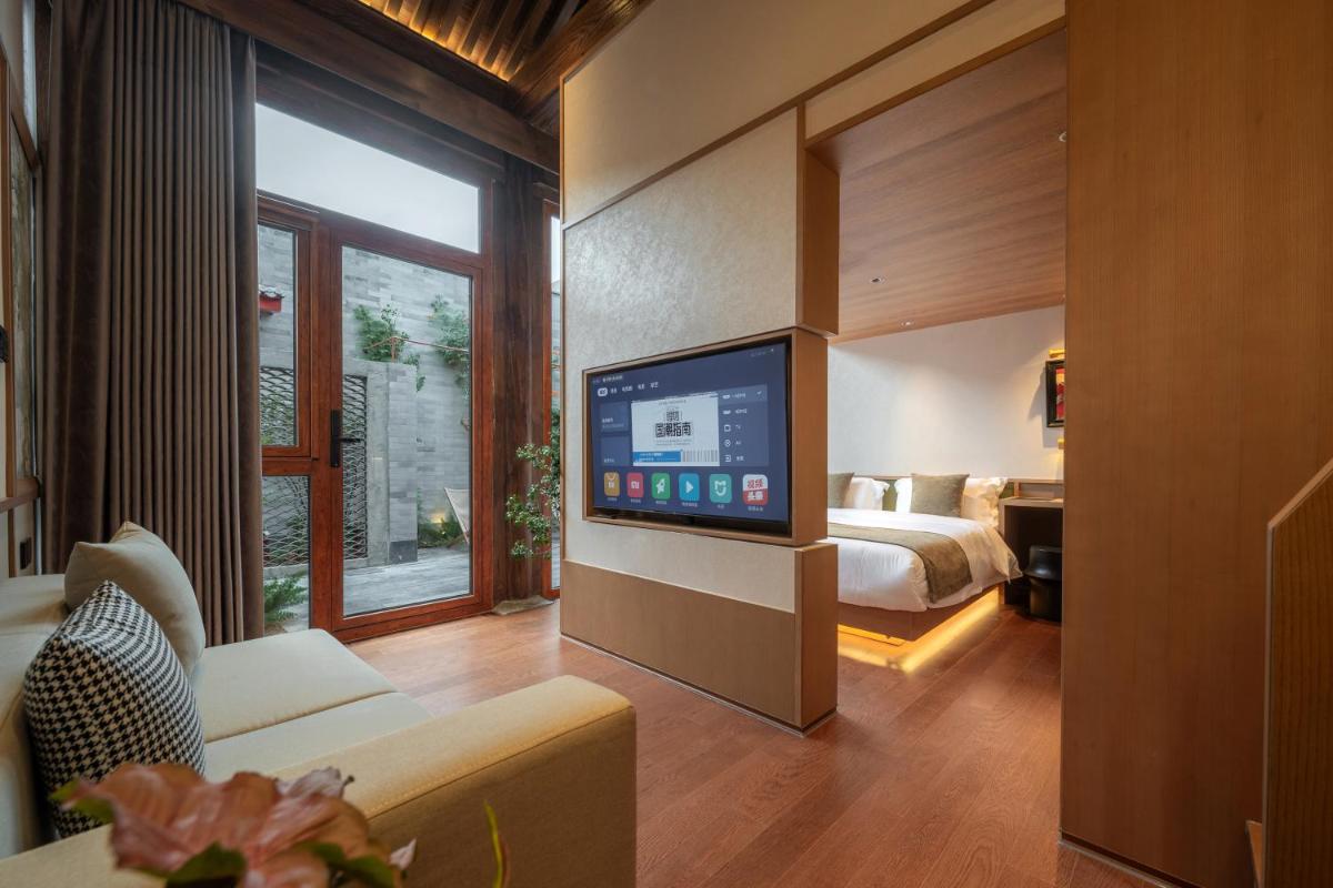 Happy Dragon Courtyard- Newly renovated with French Windows, Near Tian'AnMen Forbidden City,Lama Temple and Heaven Temple, 3minutes walk from Subway,Fluent English speaking with tourist sights tickets service ,Free coffee &laundry Service - Hizvo