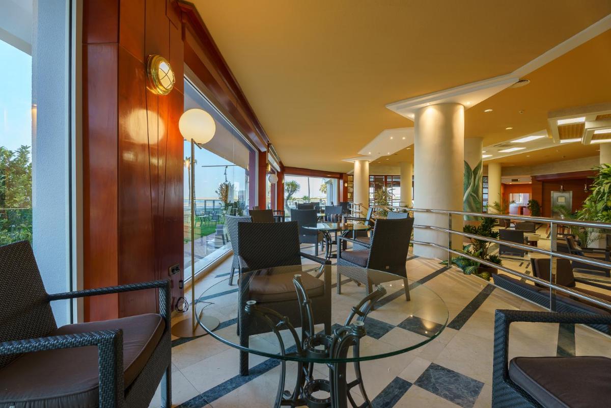Zona de estar de Hotel Puerto Bahía & Spa