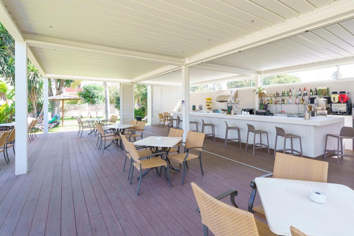 Un restaurante o sitio para comer en Hotel Puerto Bahía & Spa