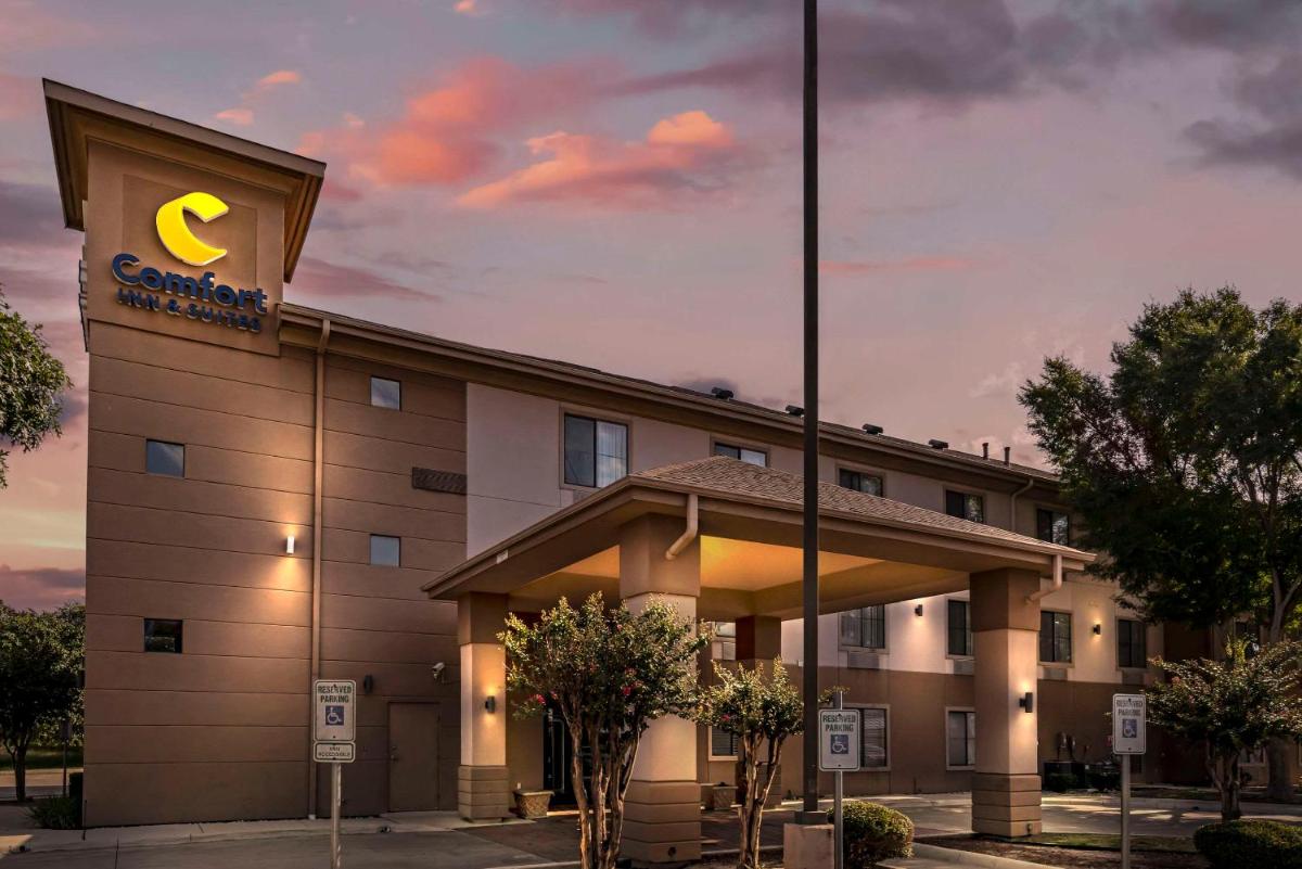 Comfort Inn & Suites - Housity