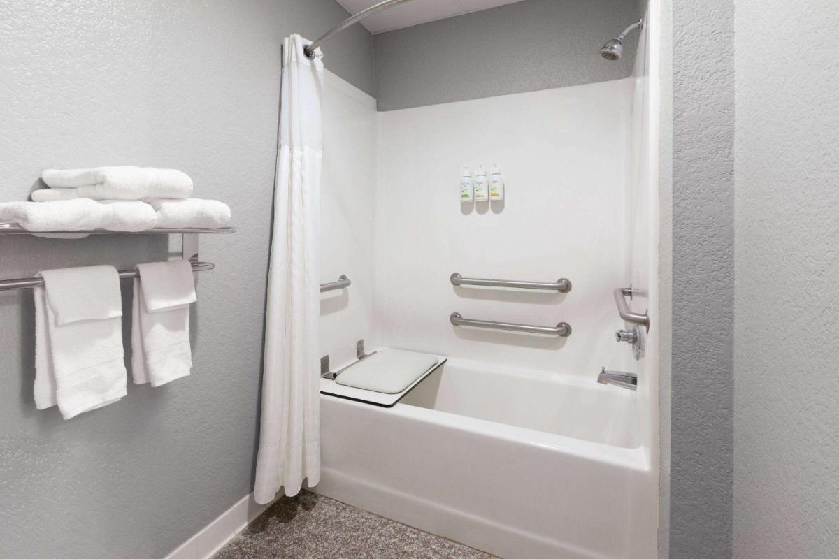 AmericInn by Wyndham Grinnell - Housity