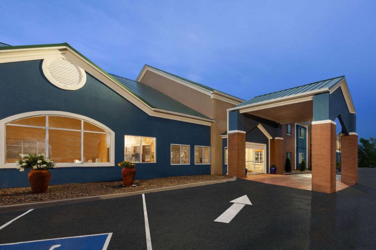 AmericInn by Wyndham Grinnell - Housity