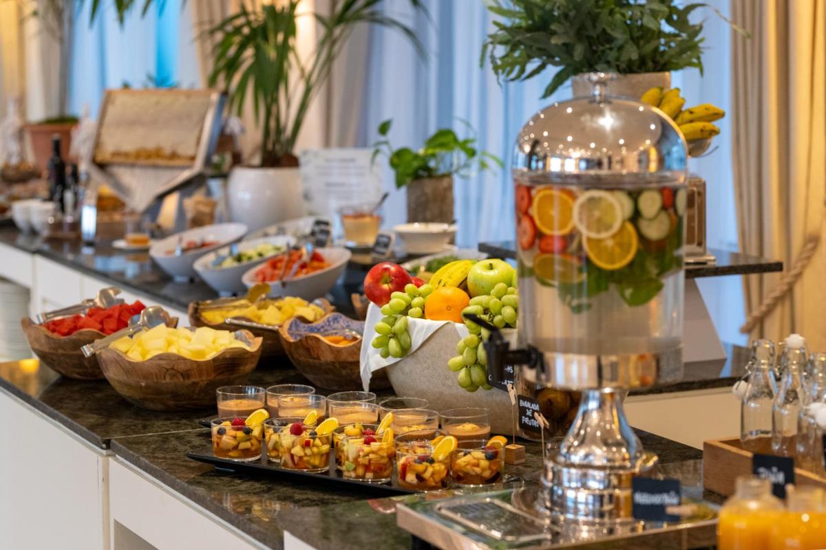 Comida en o cerca de este hotel