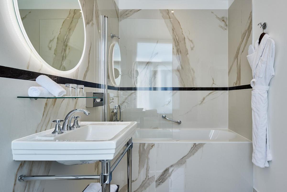 Salle de bains dans l'établissement Hotel Westminster