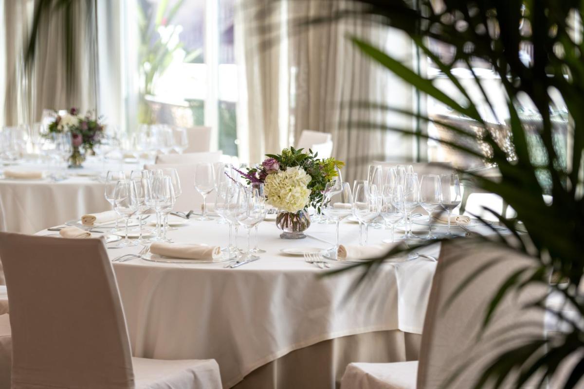 Un restaurante o sitio para comer en Nixe Palace