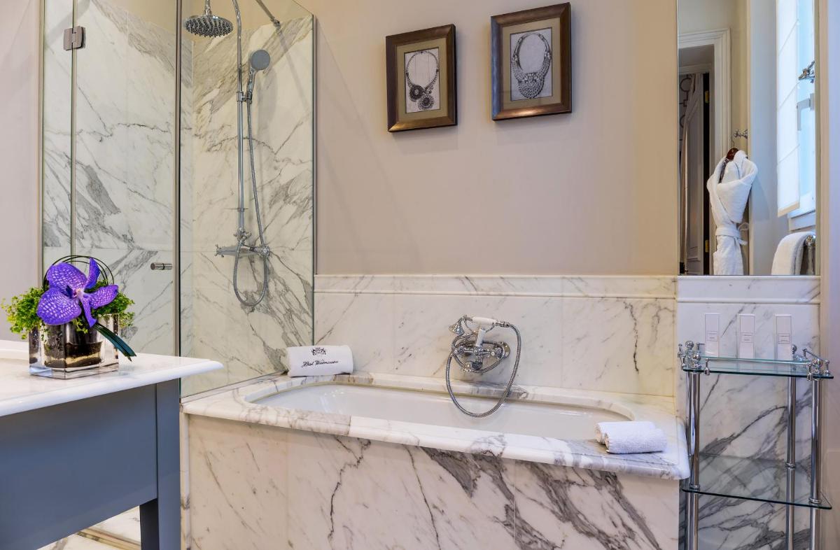 Salle de bains dans l'établissement Hotel Westminster