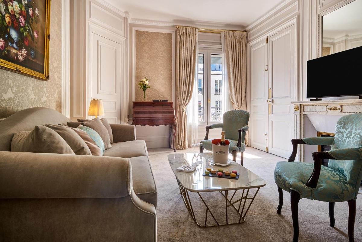 un salon avec un canapé et une table dans l'établissement Hotel Westminster, à Paris