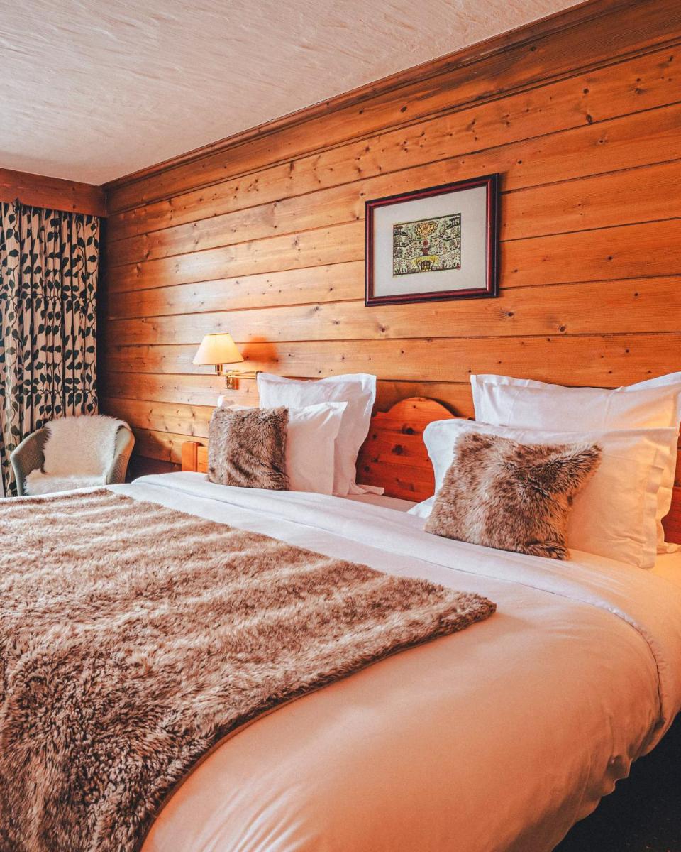 - une chambre avec un grand lit et des murs en bois dans l'établissement Hotel Mont Vallon, à Méribel 67 autres photos