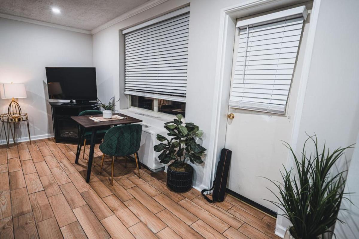 Downtown Studio, Skyline View, Walk to Attractions - Housity