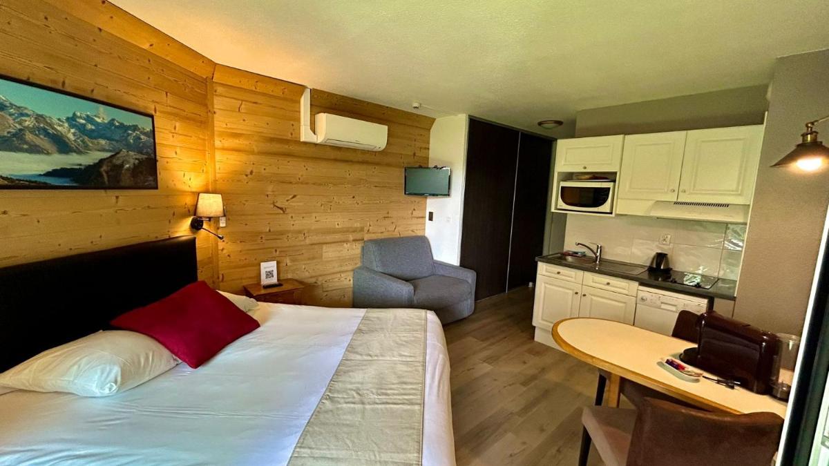une chambre avec un lit et un bureau et une cuisine dans l'établissement Résidence Côté Chalet, à Thonon-les-Bains