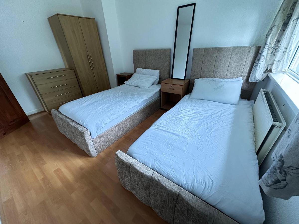 Convenient 3BR close to QE Hospital & University of Birmingham - Housity