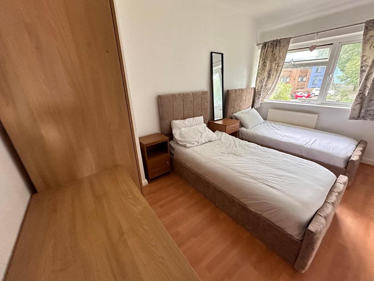 Convenient 3BR close to QE Hospital & University of Birmingham - Housity