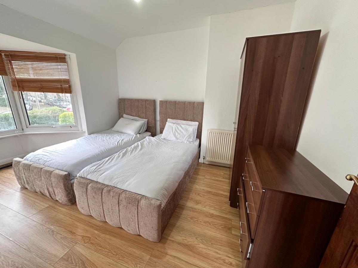 Convenient 3BR close to QE Hospital & University of Birmingham - Housity