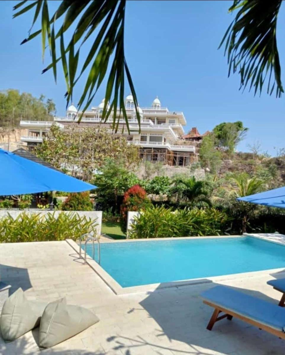 Light Blue Villa - Housity