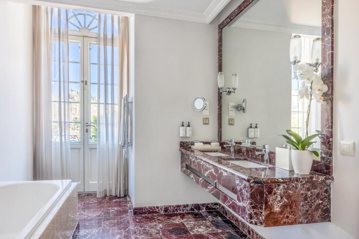 Uma casa de banho em InterContinental Porto - Palacio das Cardosas by IHG