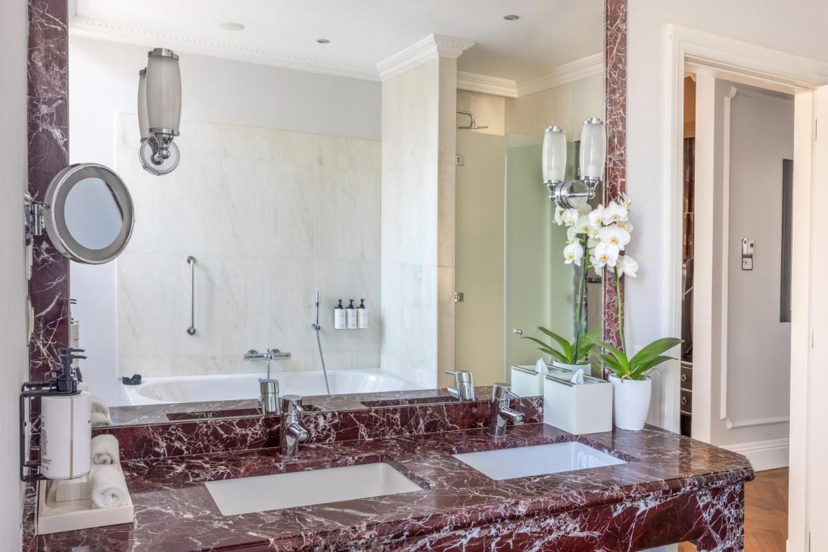 Uma casa de banho em InterContinental Porto - Palacio das Cardosas by IHG