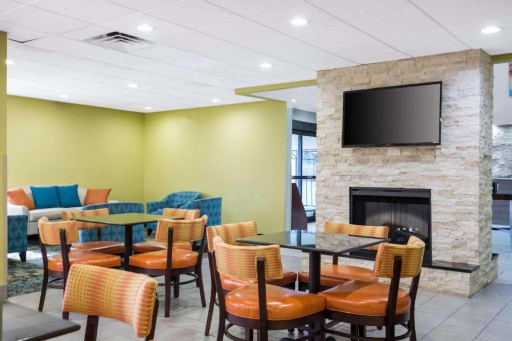 Quality Inn & Suites Arnold - St Louis - Housity