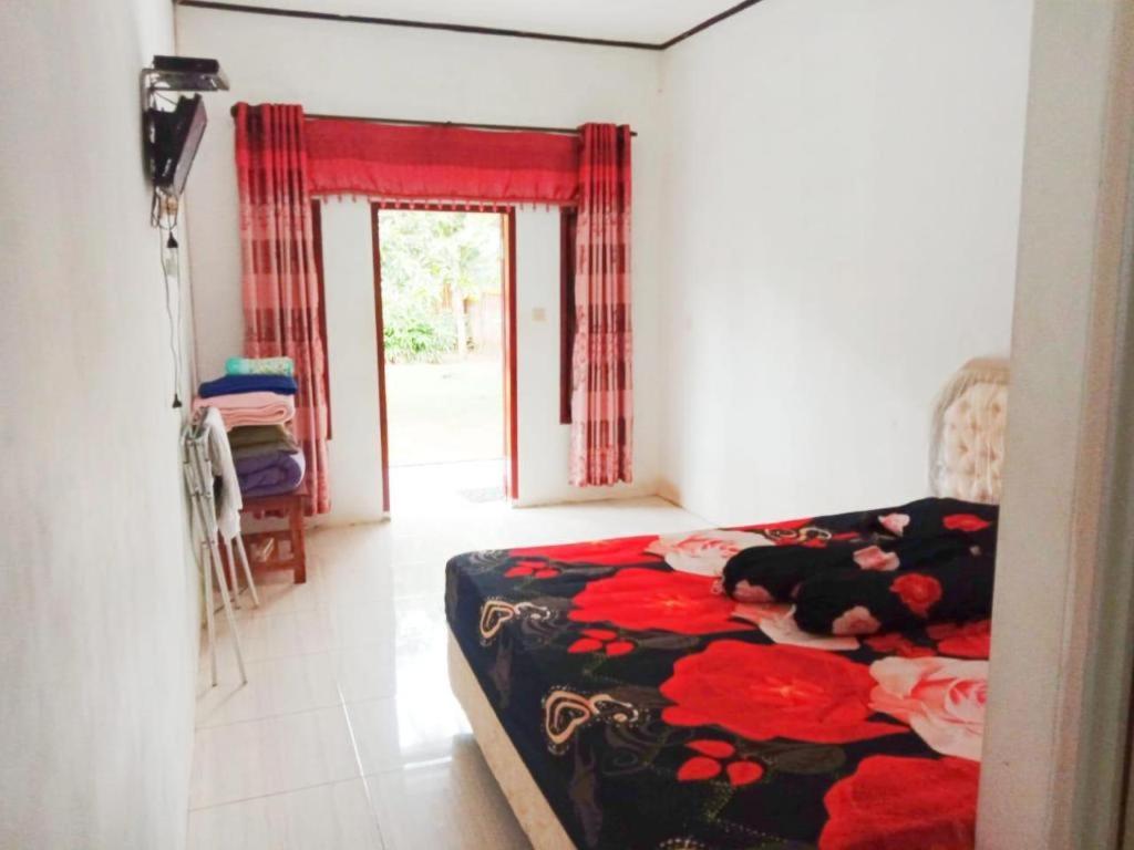 Suitetrails - OYO 3303 Penginapan Putri Asih Sawarna