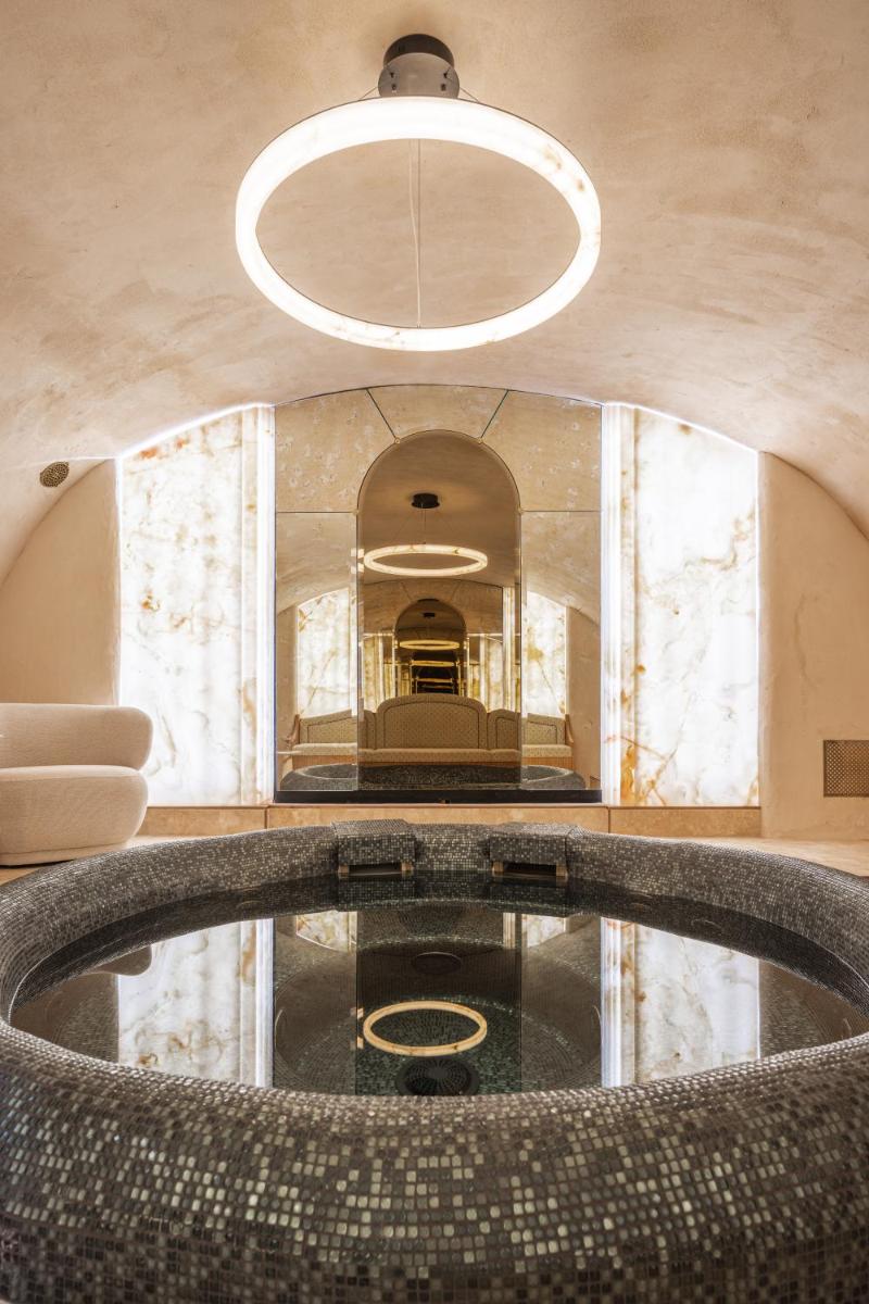 - un salon avec une grande piscine au milieu dans l'établissement Hôtel Singulier Bordeaux - Boutique Hôtel & Spa Anne Semonin, à Bordeaux