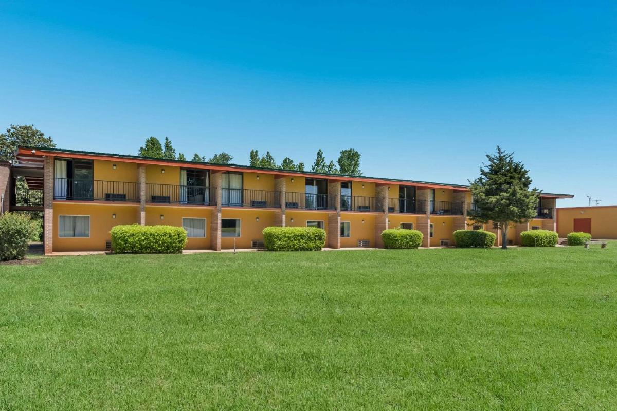 Econo Lodge - Housity